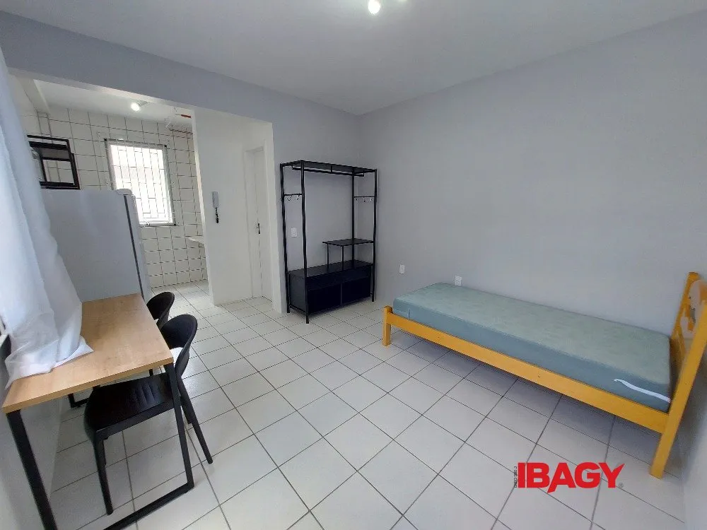 Furnished studio 20 m² with a compact kitchenette