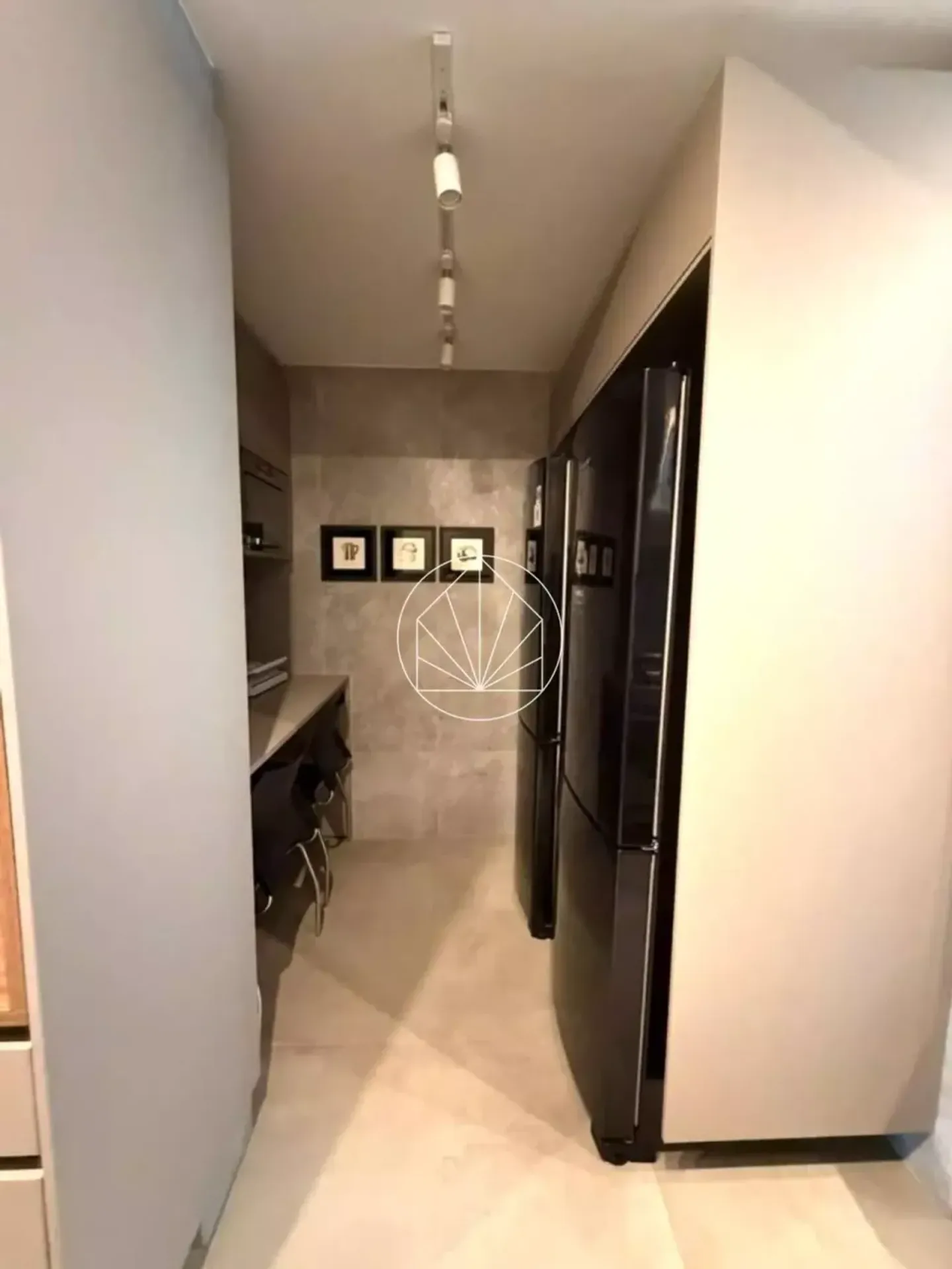 Furnished 160 m² apartment with 3 en-suite bedrooms — photo 18