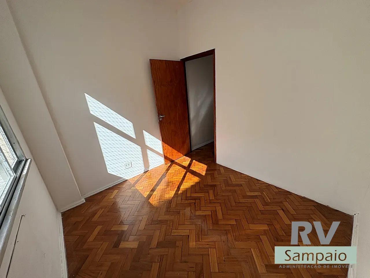 Wood or laminate floors in a one-bedroom apartment, 31 m² — photo 5