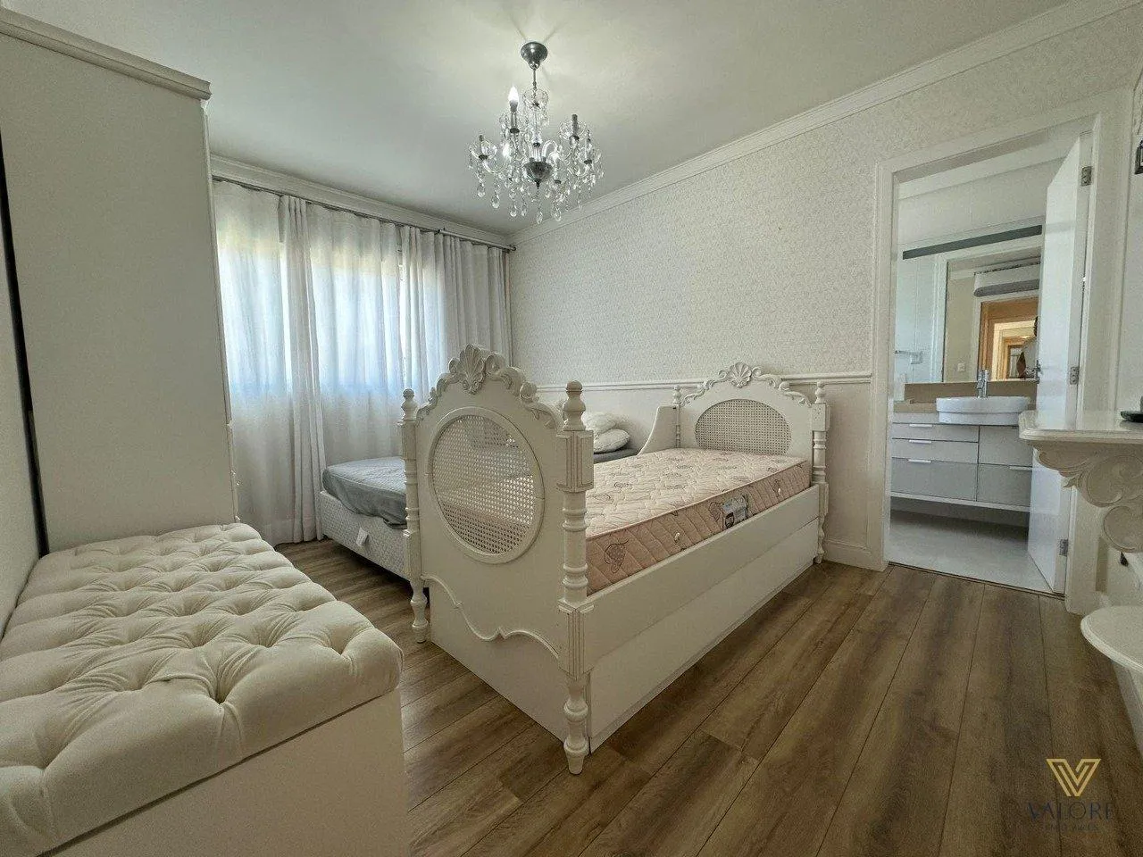 Walk-in closet in a 3-bedroom apartment, 227 m² — photo 11
