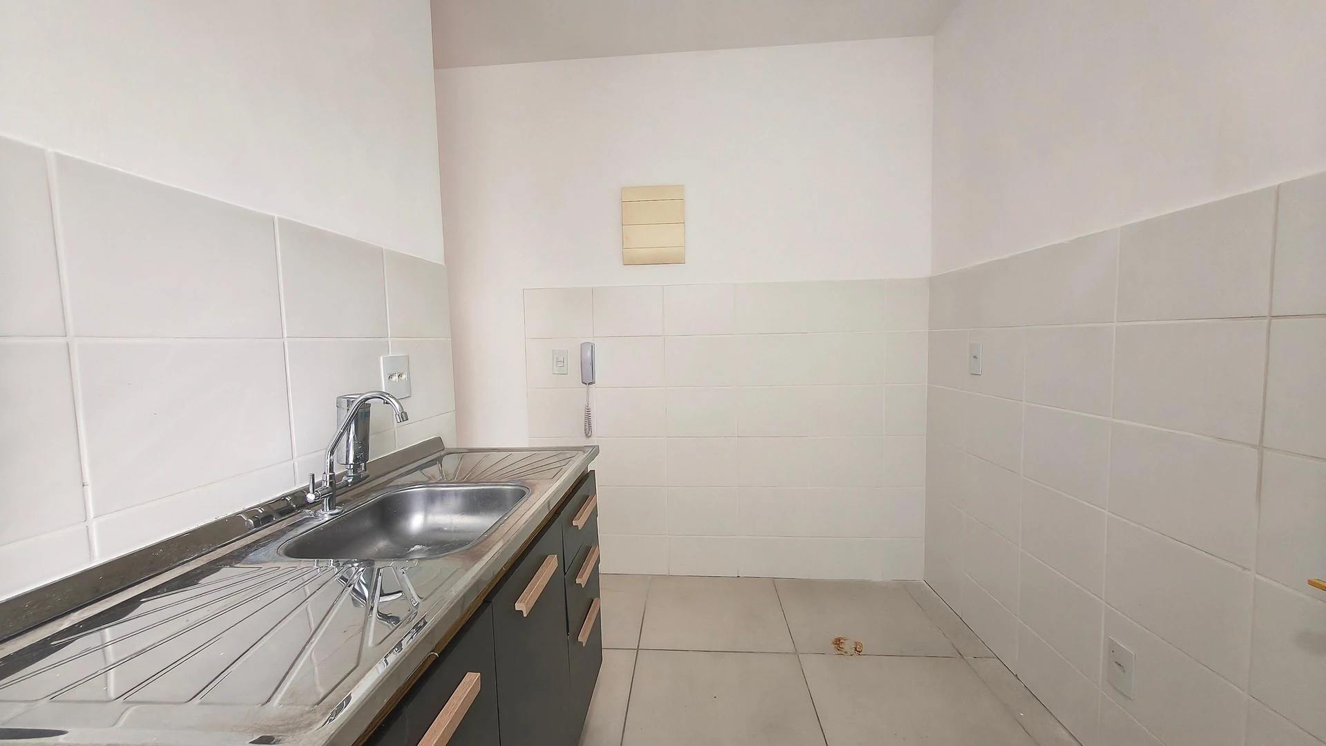 2-bedroom apartment in a building with a gym — photo 11