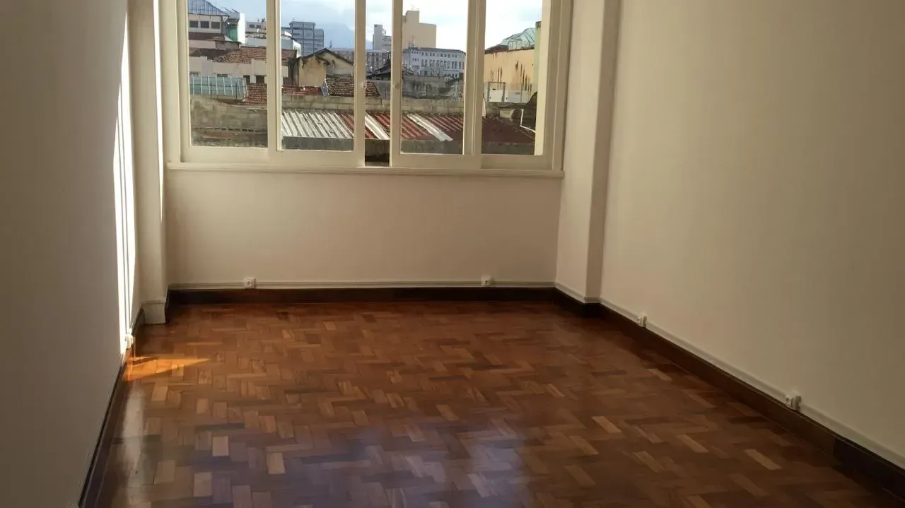 Conjugado sem vaga com piso de madeira e vista para a cidade