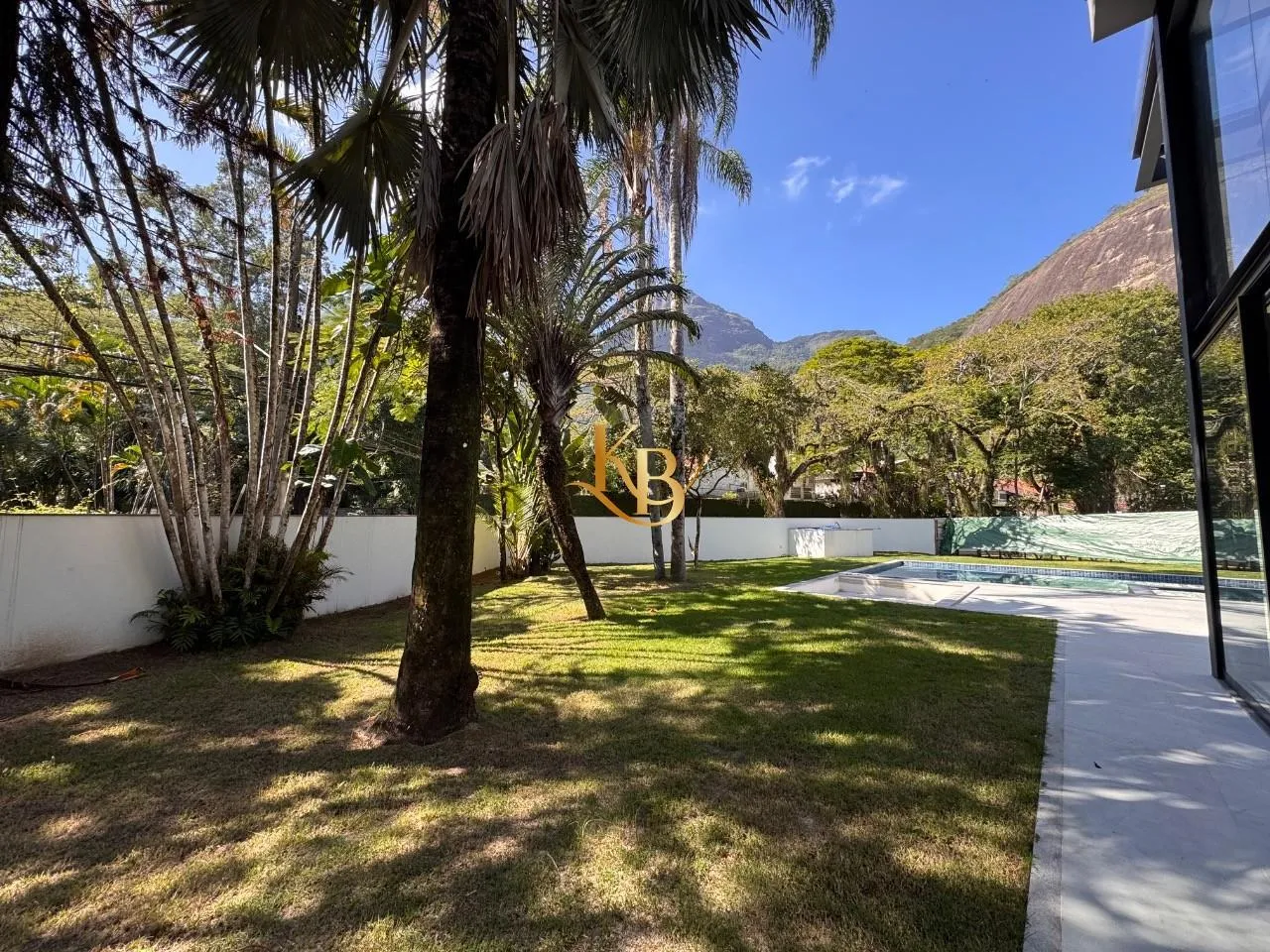 Casa com 5 quartos e área de piscina ao ar livre — photo 8