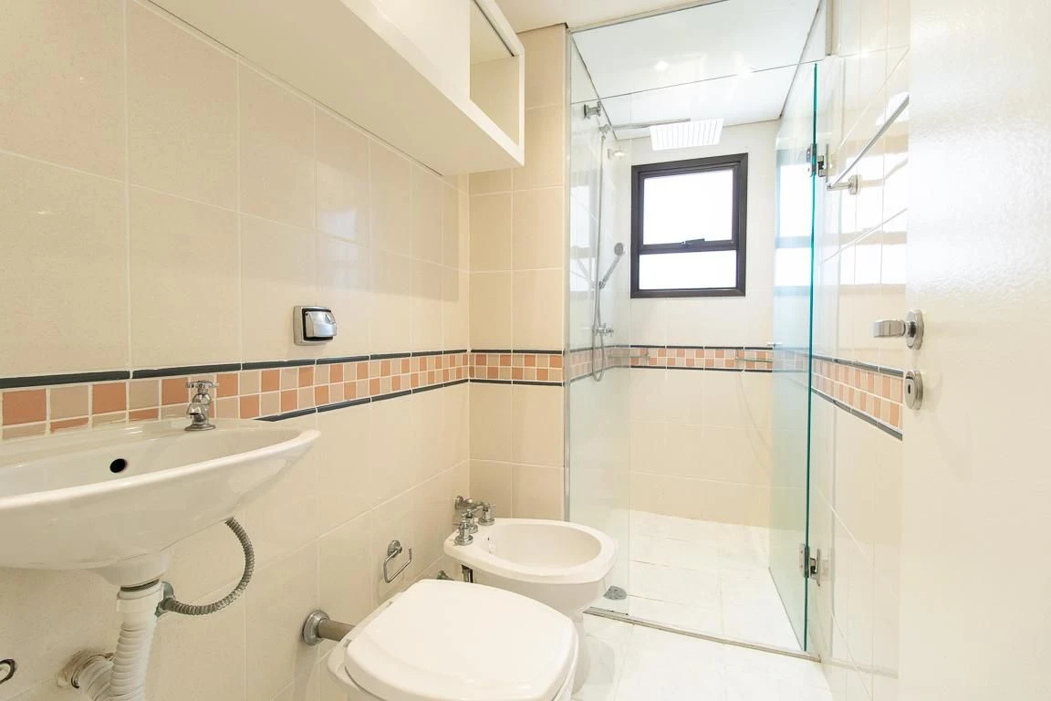 3-bedroom apartment with a bathtub in Curitiba — photo 46