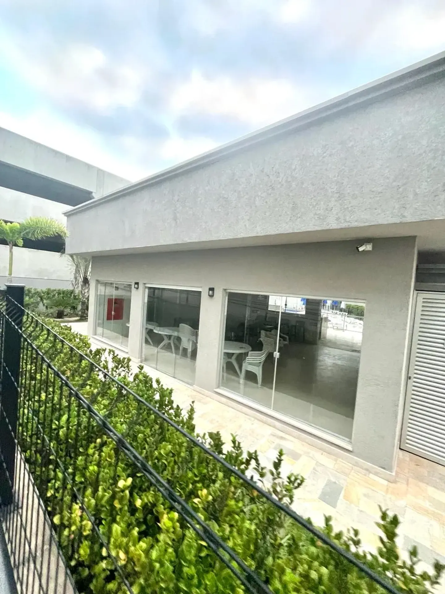 Balcony with a grill in a 2-bedroom apartment, 51 m² — photo 49
