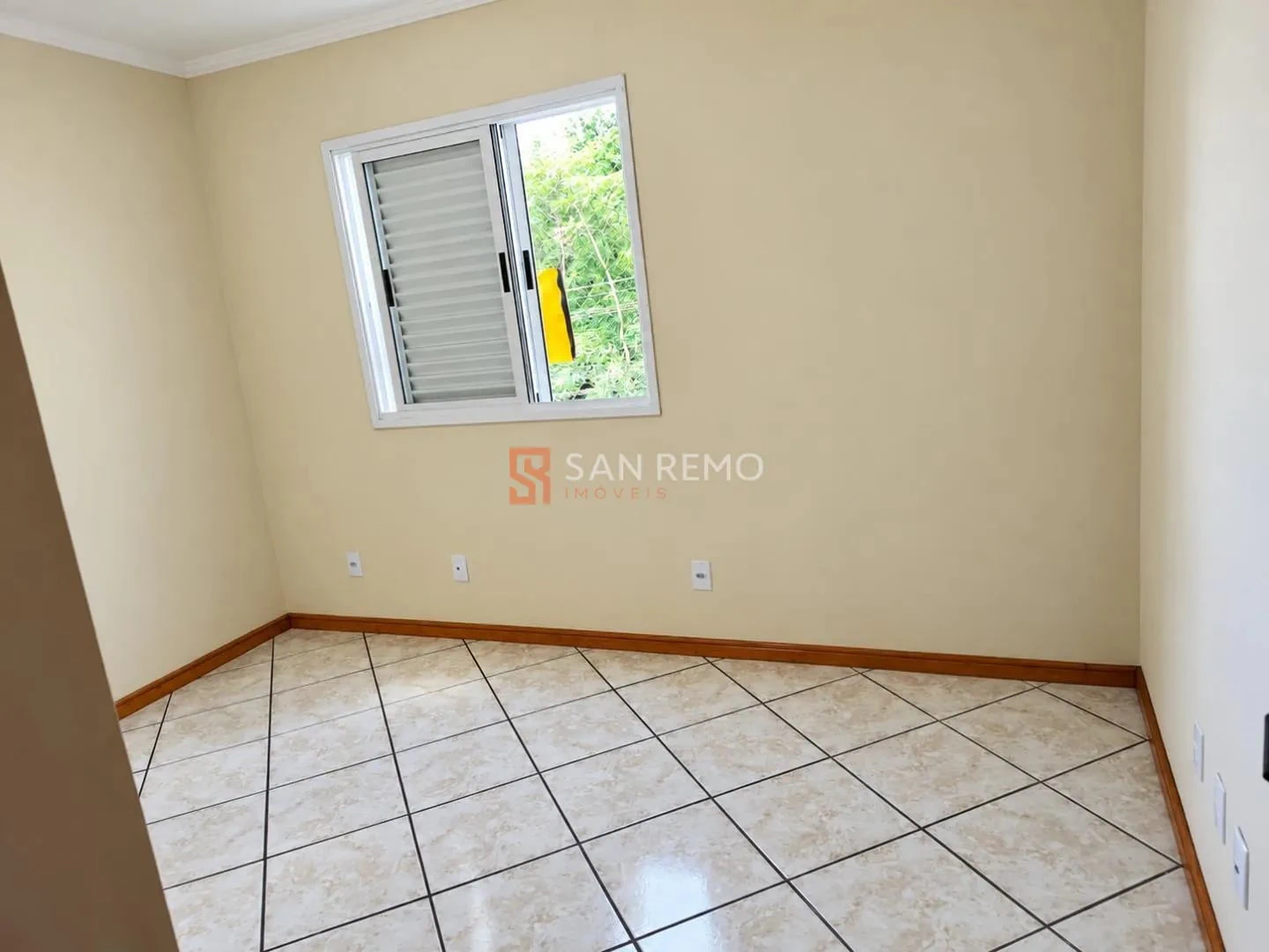 3-bedroom apartment in a building with a pool — photo 4