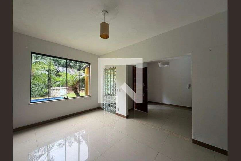 Balcony with a grill in a one-bedroom house, 75 m² — photo 3