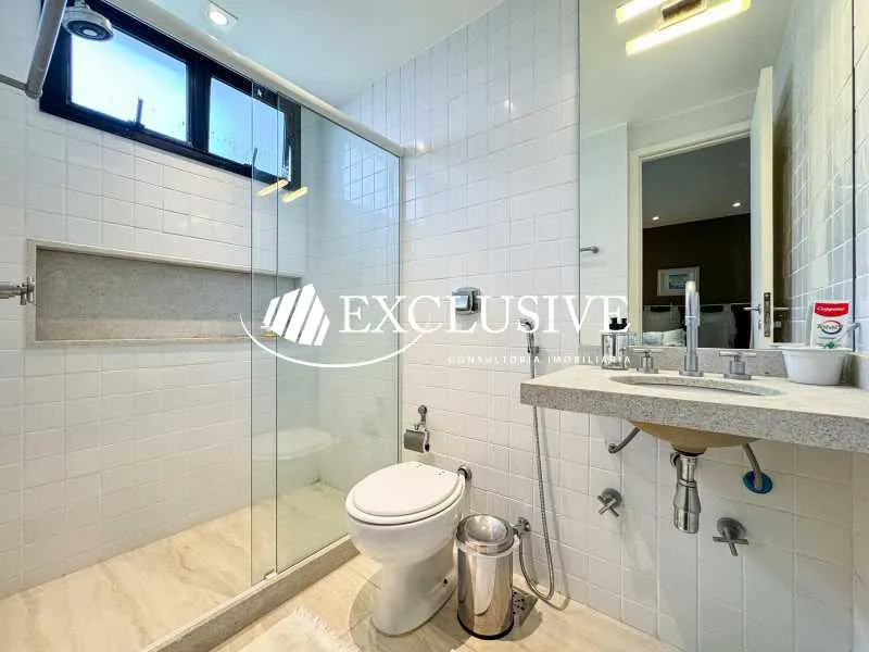 3-bedroom apartment in a building with a pool — photo 26