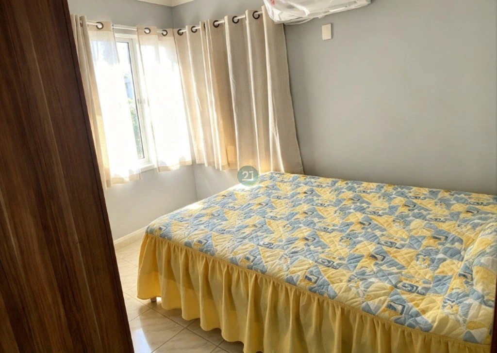 Glass-enclosed balcony in a 3-bedroom apartment, 98 m² — photo 5
