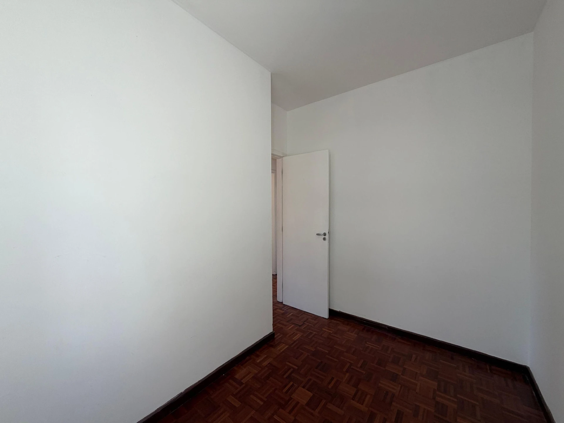 Apartamento de 3 dormitorios con 1 plaza, cocina cerrada — photo 17