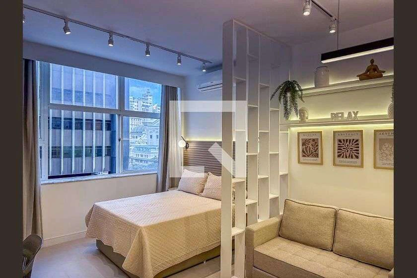 Furnished 1-bedroom apartment with open-plan kitchen