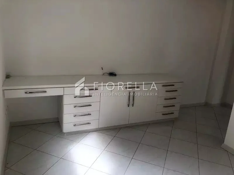 3-bedroom apartment with a glass-enclosed balcony — photo 13