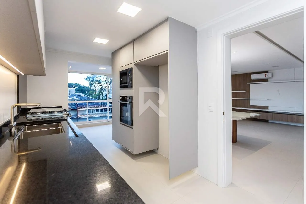159 m² apartment with 4 bedrooms and a glassed-in balcony — photo 11
