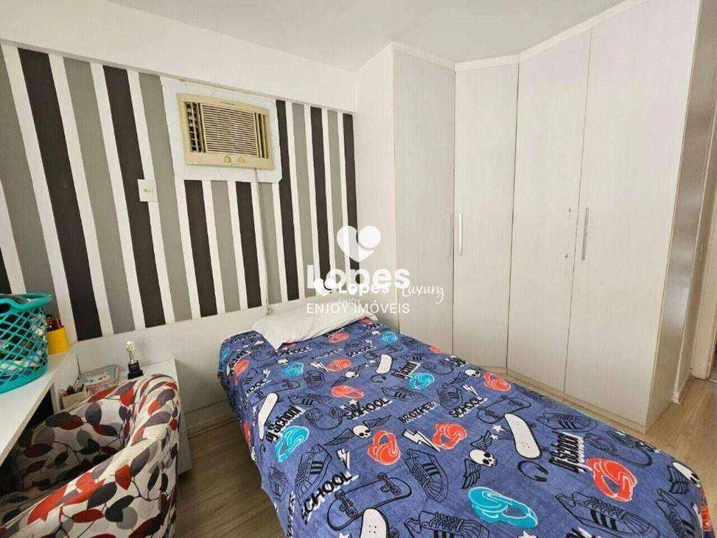 5-bedroom house with a glass-enclosed balcony — photo 2