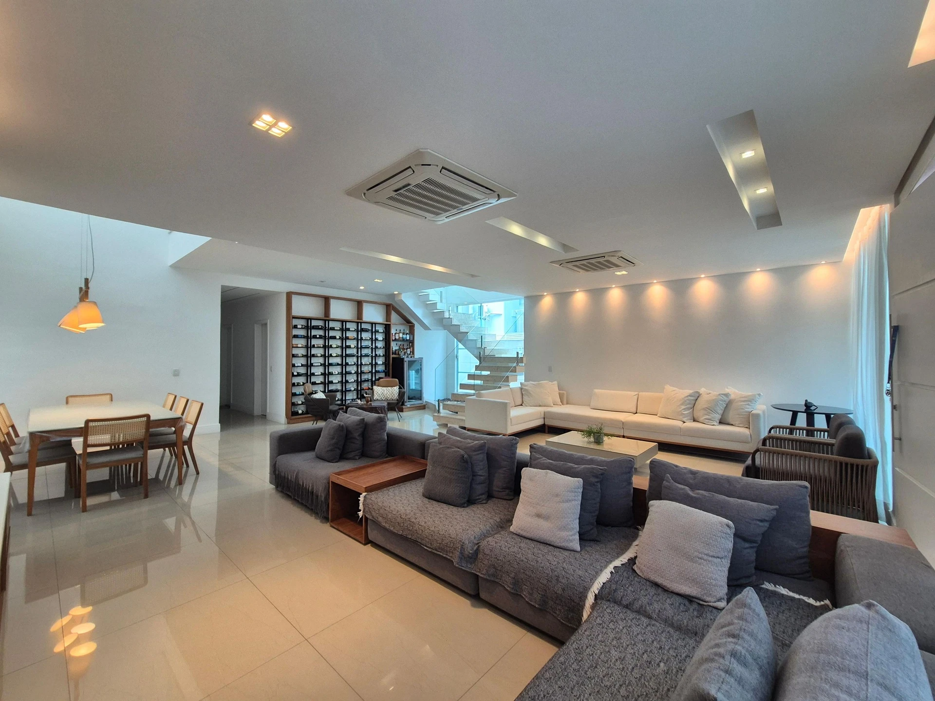 5-bedroom house with floor-to-ceiling windows — photo 23
