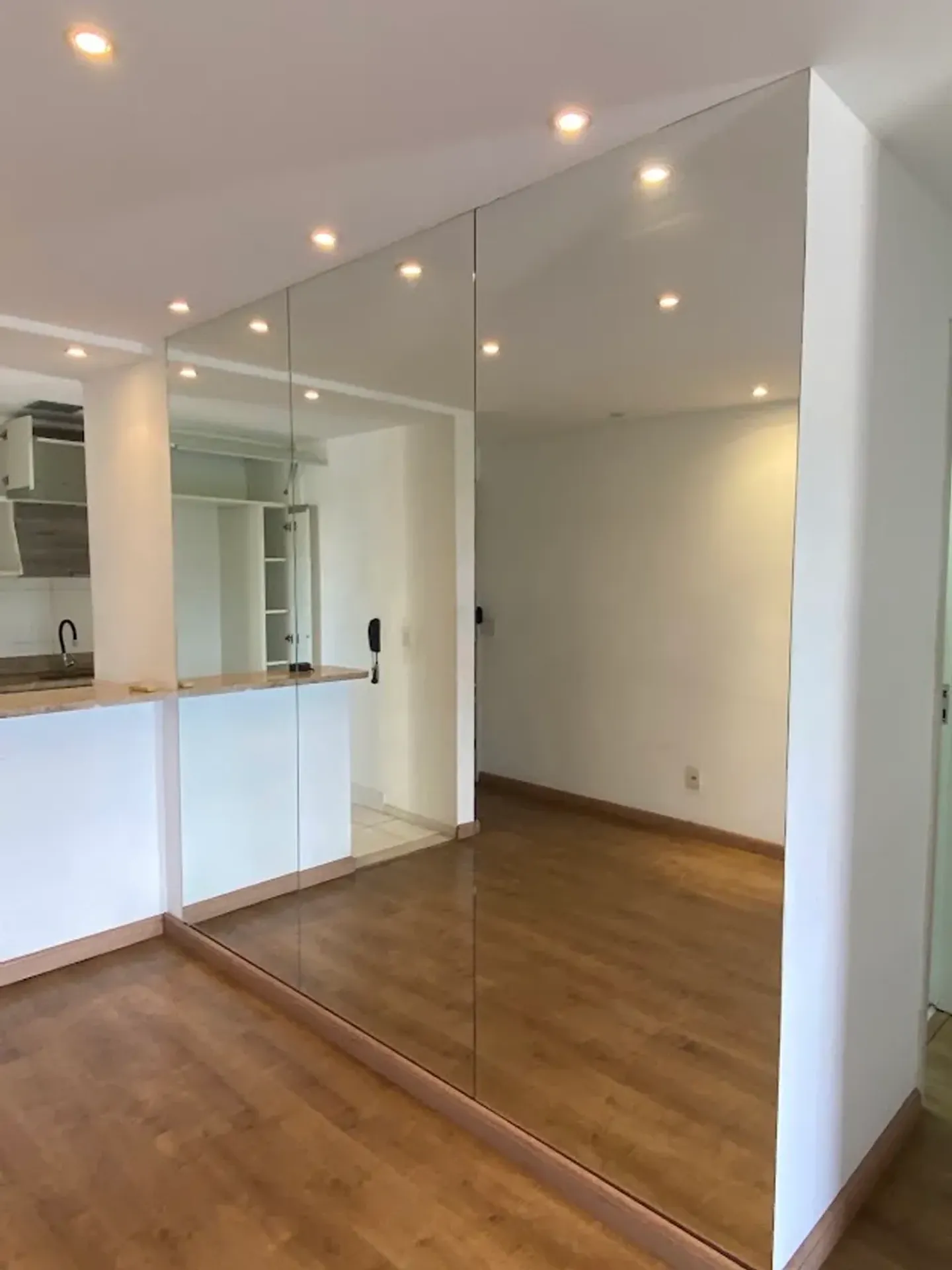 Apartment on the 1st floor with a glass-enclosed balcony — photo 5