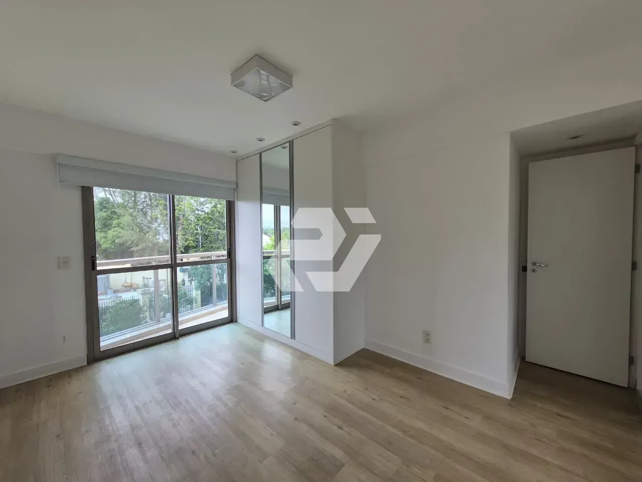 4-bedroom apartment with an enclosed glass balcony — photo 29