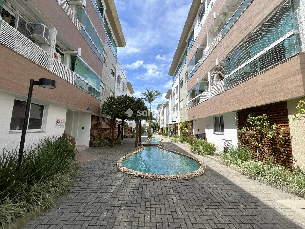 Balcony with a grill in a 2-bedroom apartment, 128 m² — photo 32