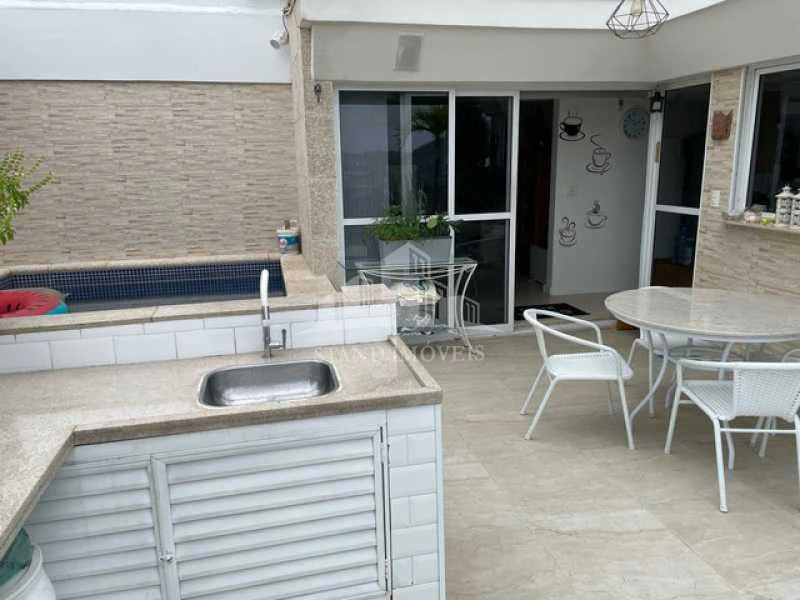 Balcony with a grill in a 2-bedroom apartment, 140 m² — photo 14