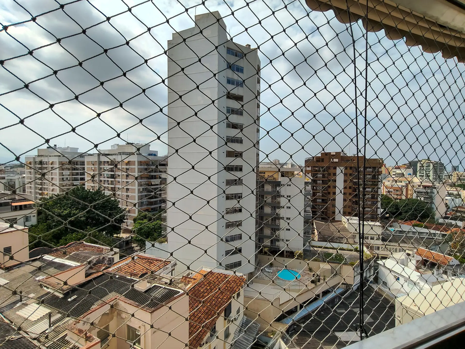 Balcony with a grill in a 3-bedroom apartment, 135 m² — photo 36
