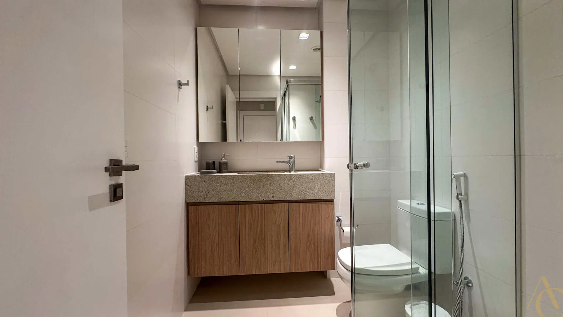 Furnished studio with integrated kitchen and 1 bathroom — photo 11