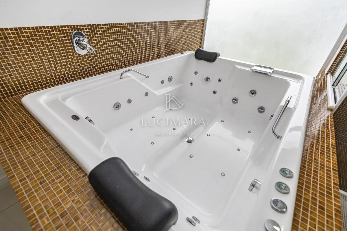 Bathtub in a 4-bedroom house, 400 m² — photo 32