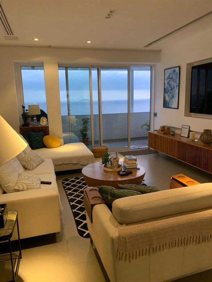 Balcony with a grill in a 3-bedroom apartment, 159 m² — photo 5