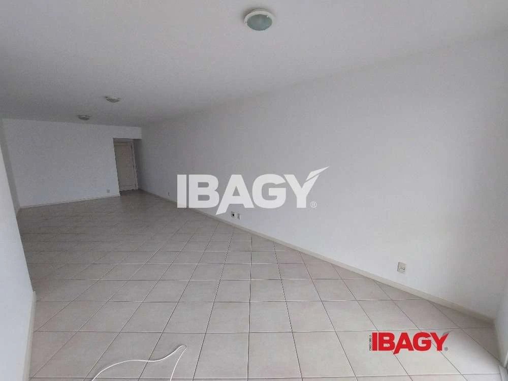 3-bedroom apartment with 2 parking spaces and 151 m² — photo 4