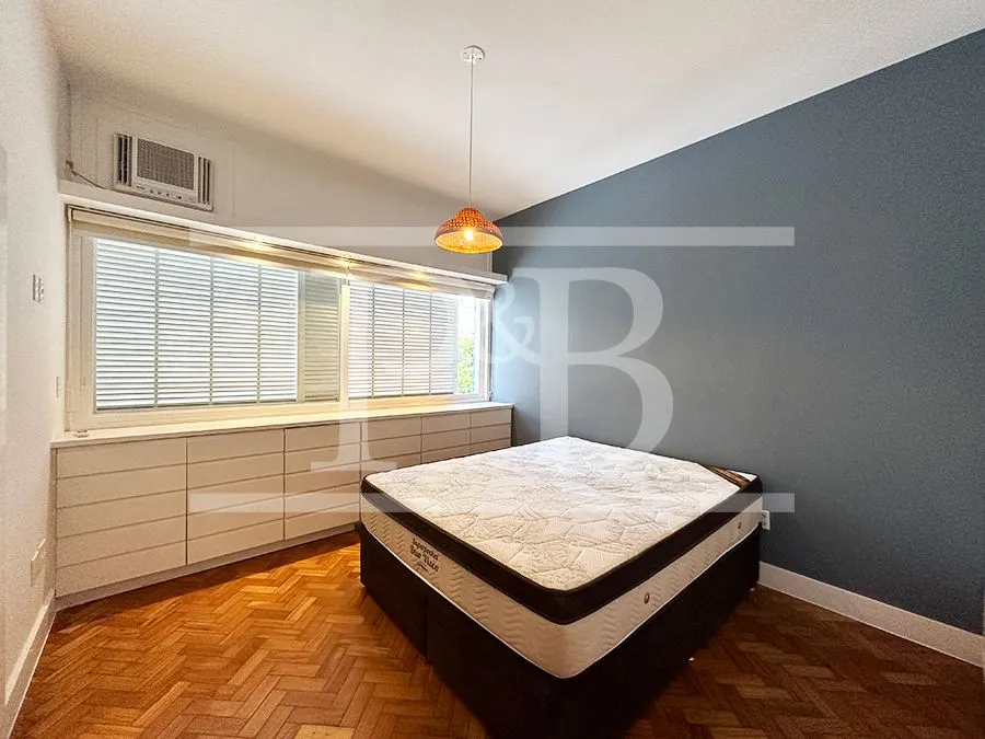 135 m² apartment with a home office and a bathtub — photo 3