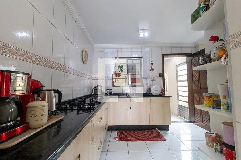 3-bedroom house with a bathtub in Curitiba — photo 32