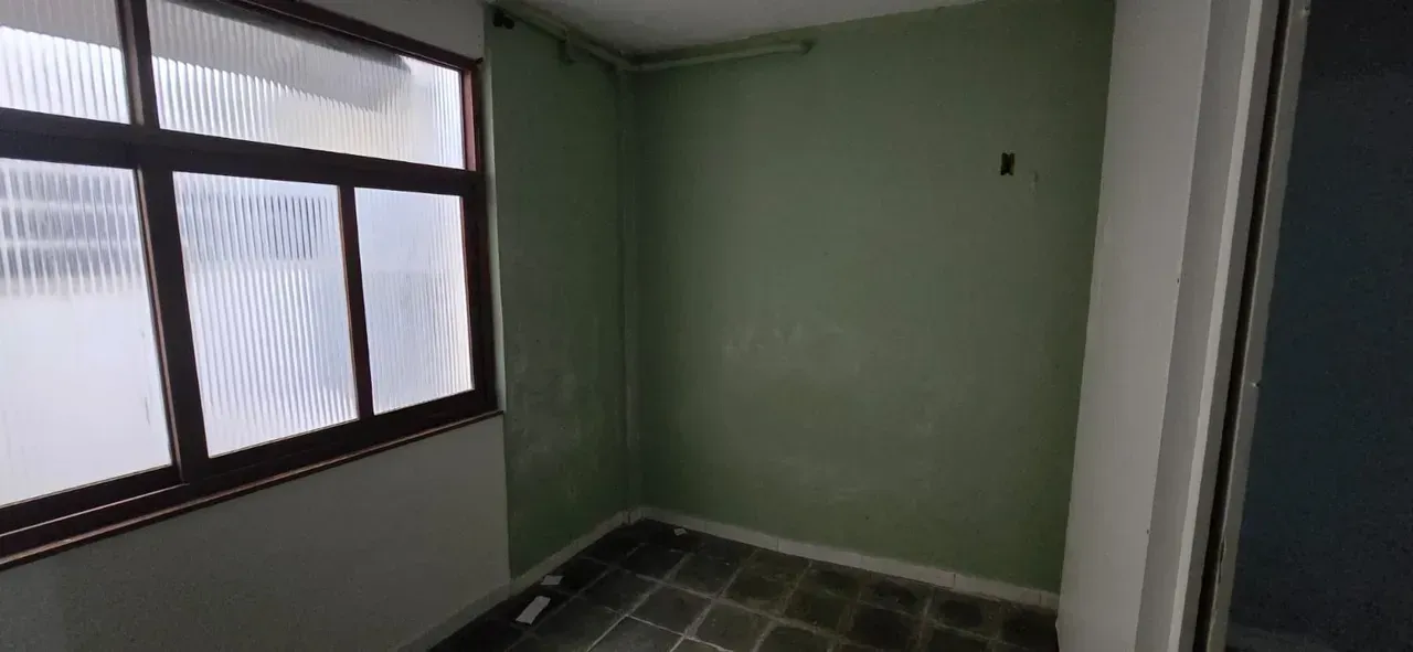25 m² studio with a closed kitchen and electric shower — photo 3