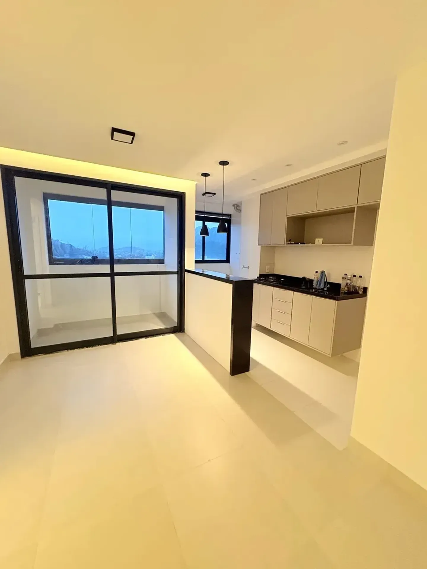Apartamento de 3 quartos com cozinha integrada e varanda