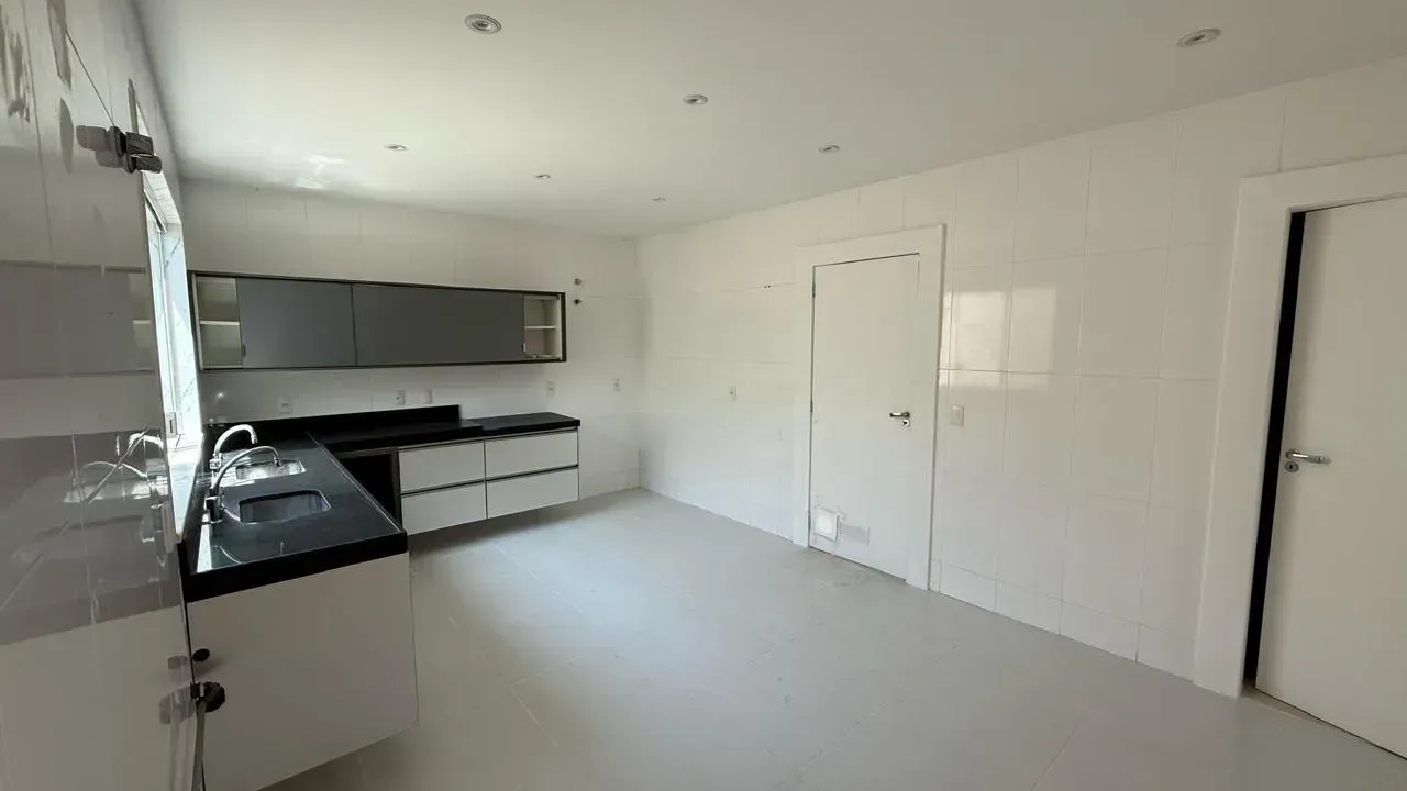 Casa com 5 quartos e 5 banheiros, 900 m² — photo 26