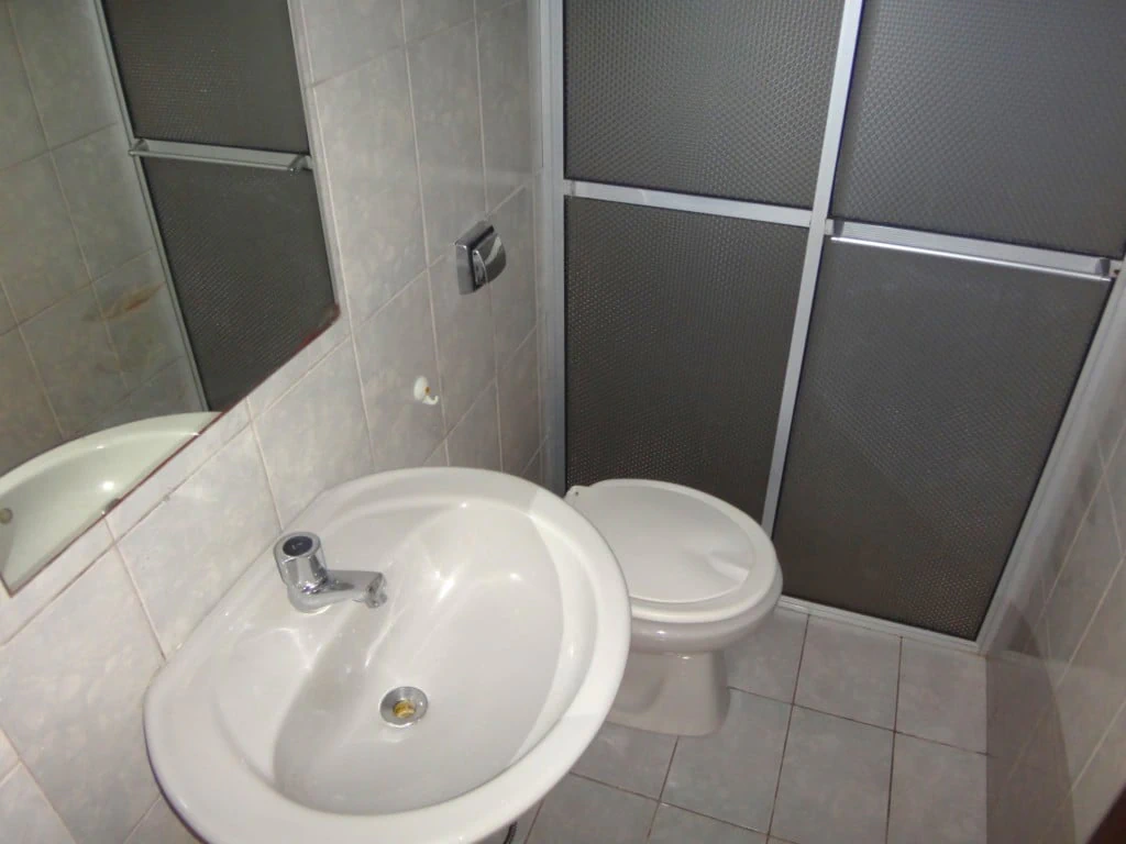 Balcony with a grill in a one-bedroom apartment, 72 m² — photo 8