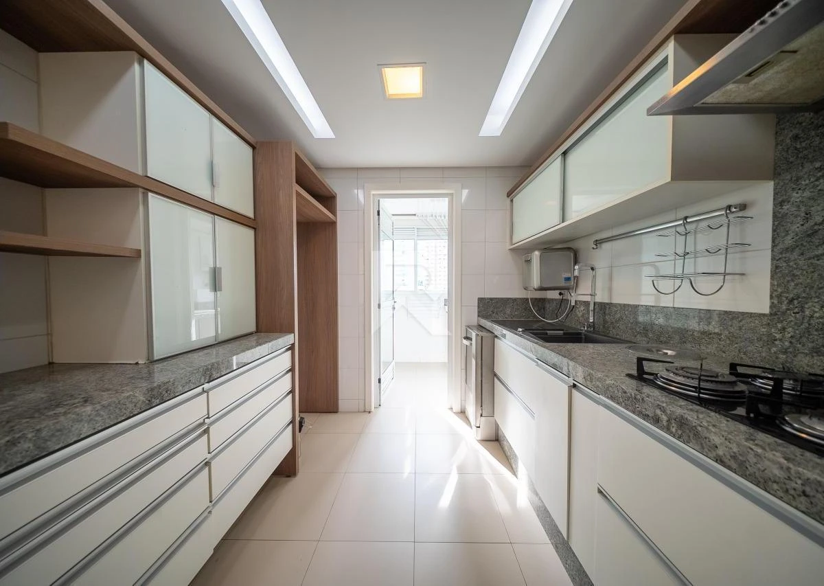 192 m² apartment with floor-to-ceiling windows and a bathtub — photo 24