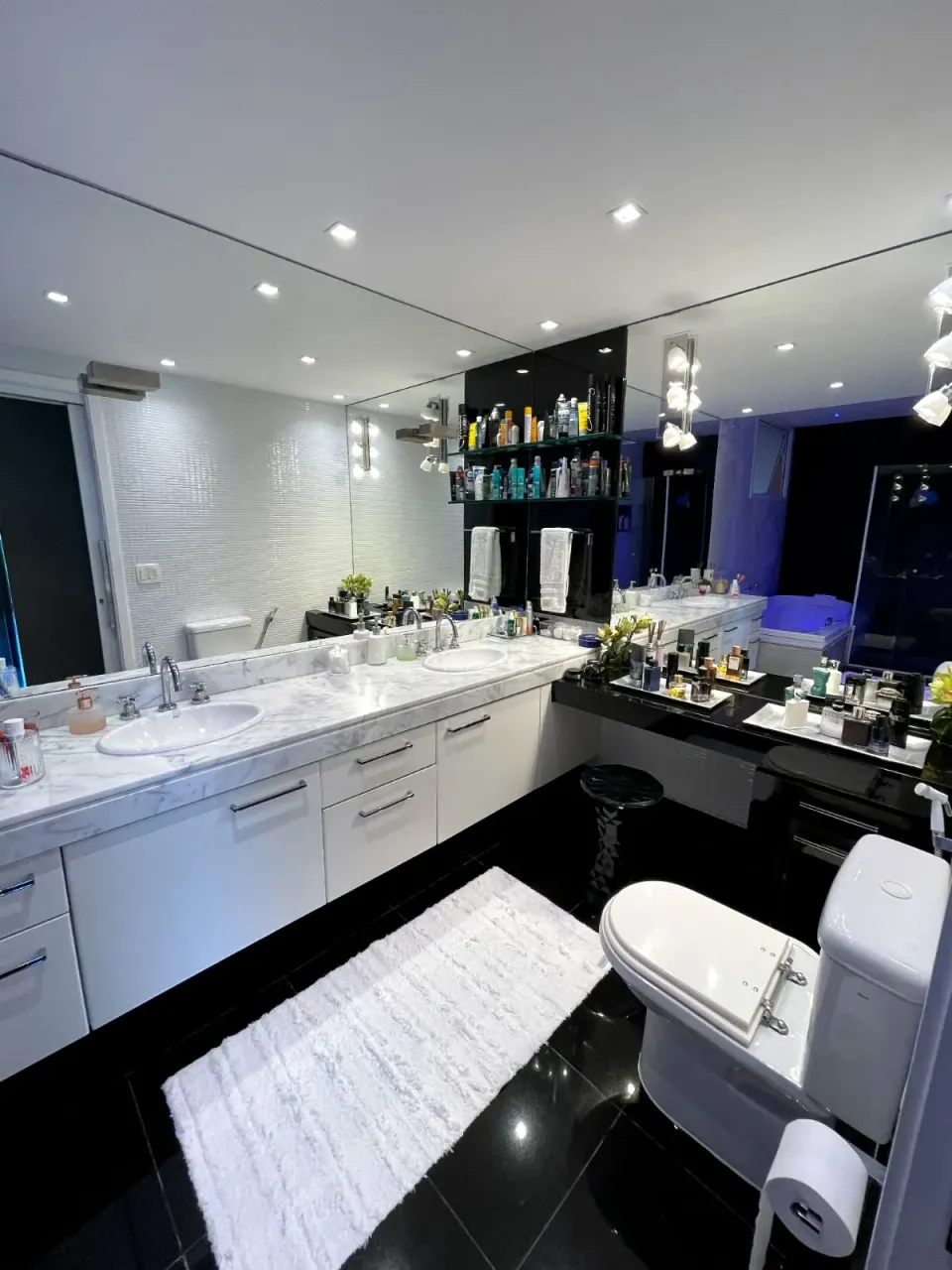 Furnished apartment with 4 bedrooms and open-plan kitchen — photo 19