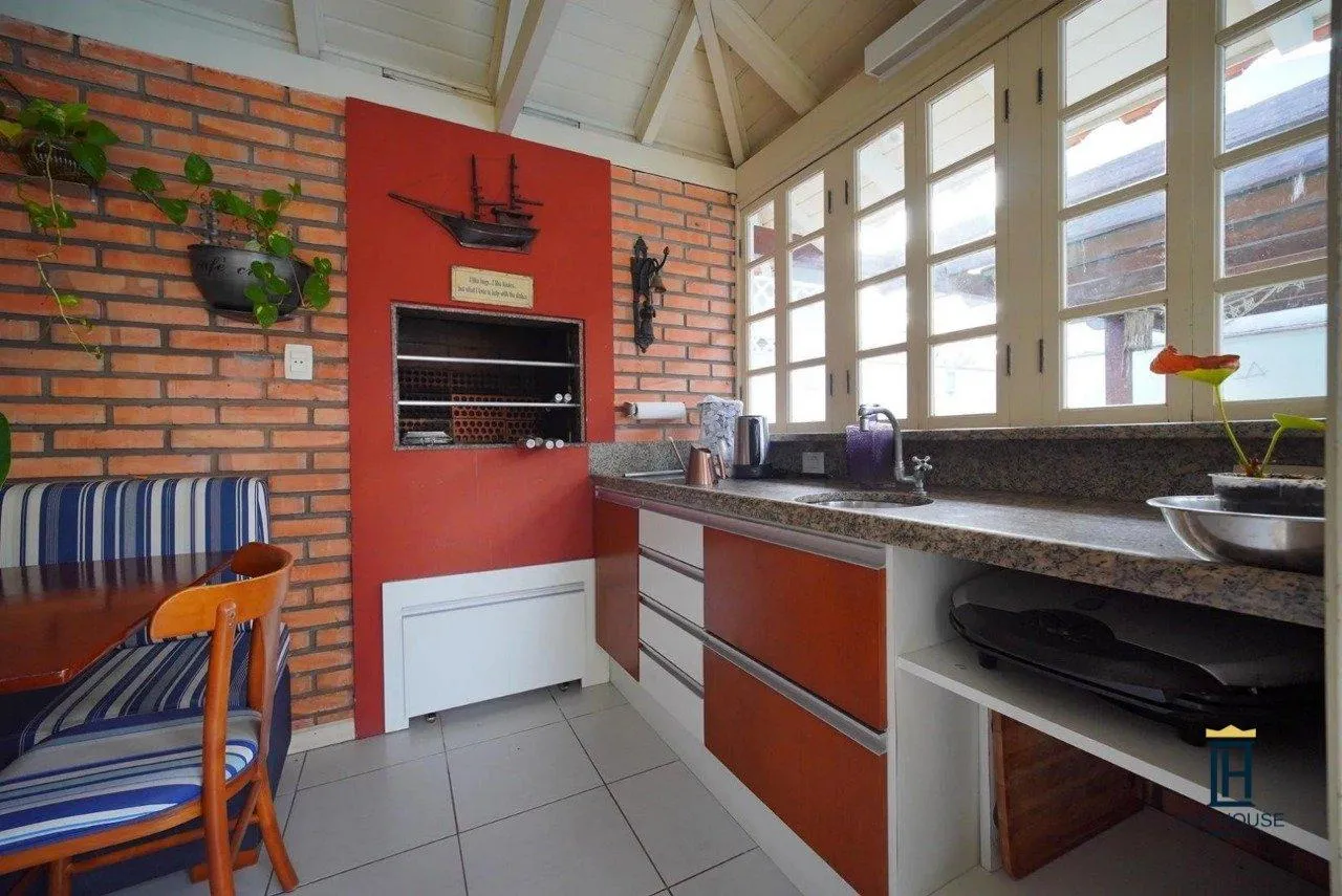Casa de 3 dormitorios con ventanales de piso a techo — photo 4