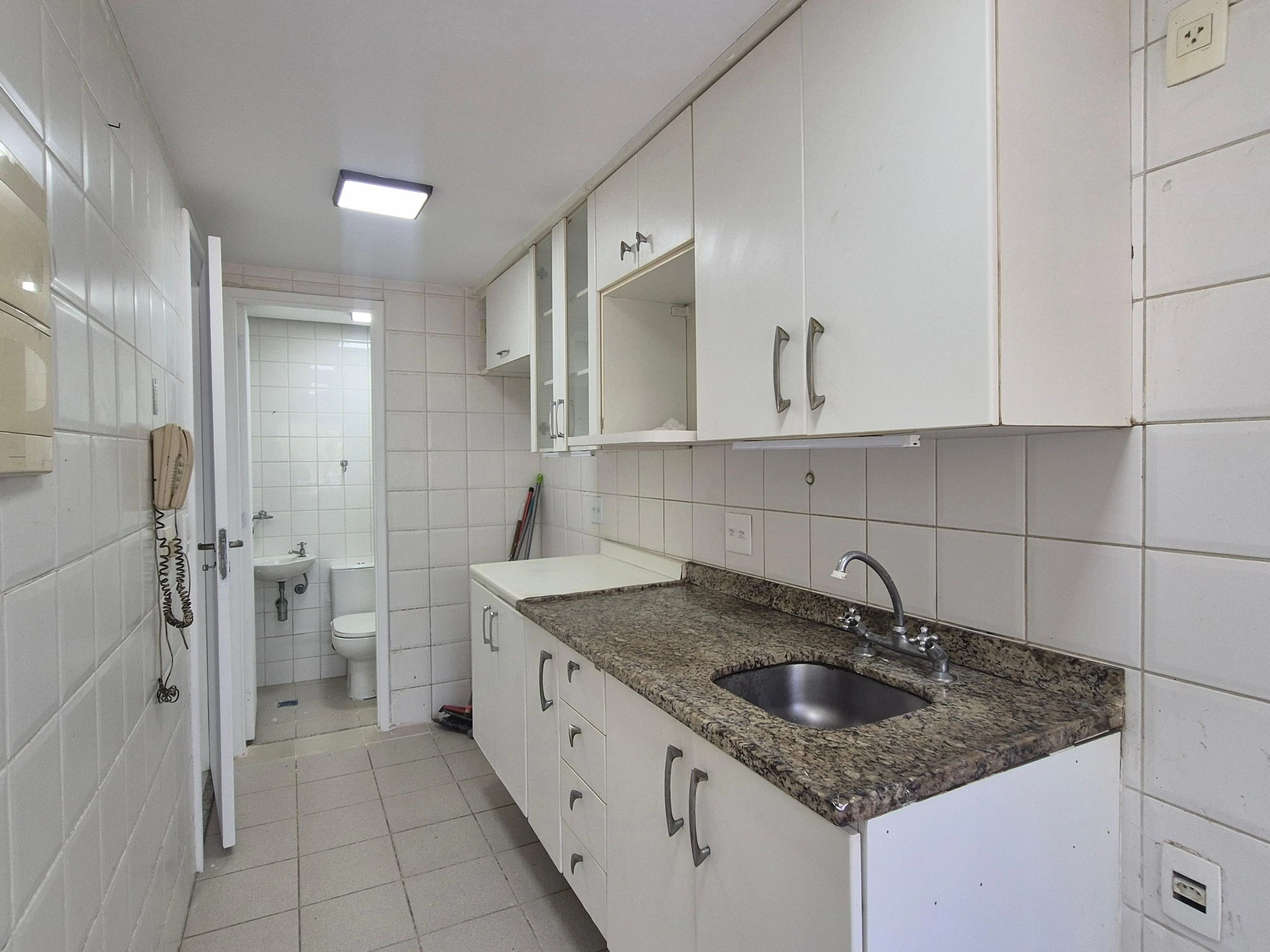 4-bedroom apartment in a building with a gym — photo 23