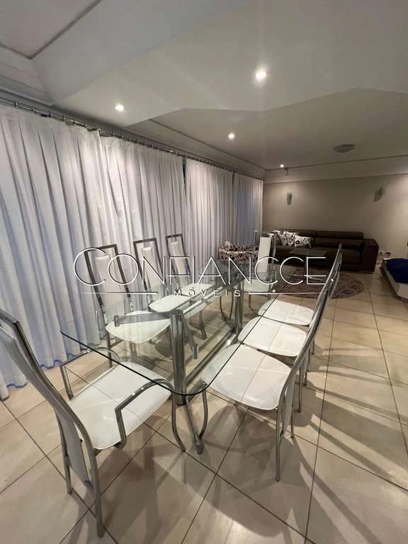 4-bedroom house with 2 en-suite bathrooms and parking — photo 3