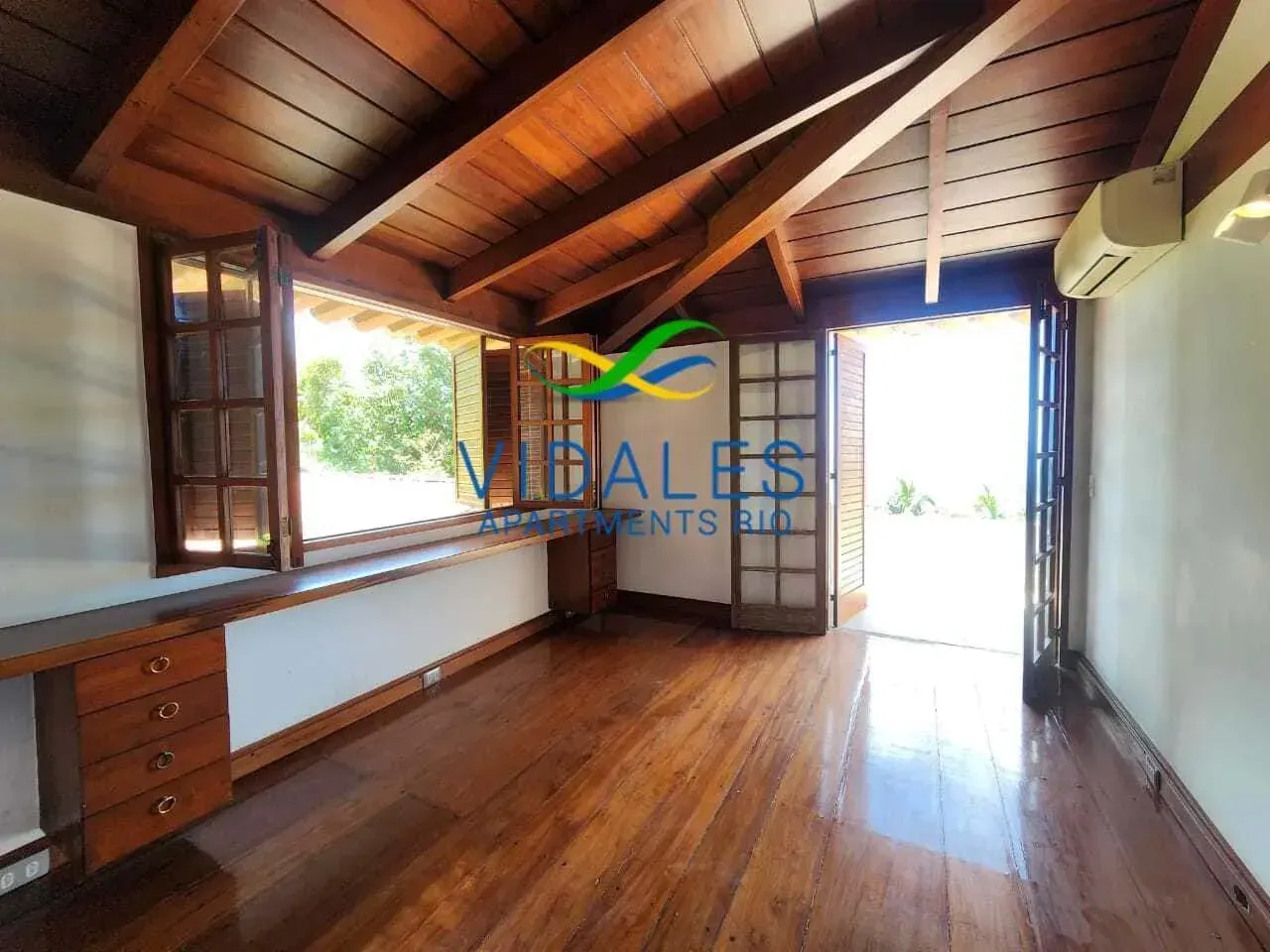 House with 4 bedrooms and 5 bathrooms plus outdoor areas — photo 24