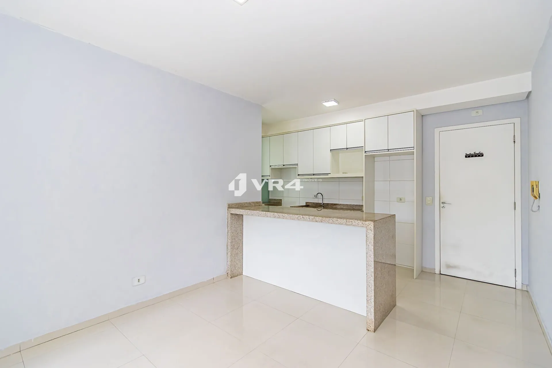 Balcony with a grill in a 2-bedroom apartment, 70 m² — photo 2