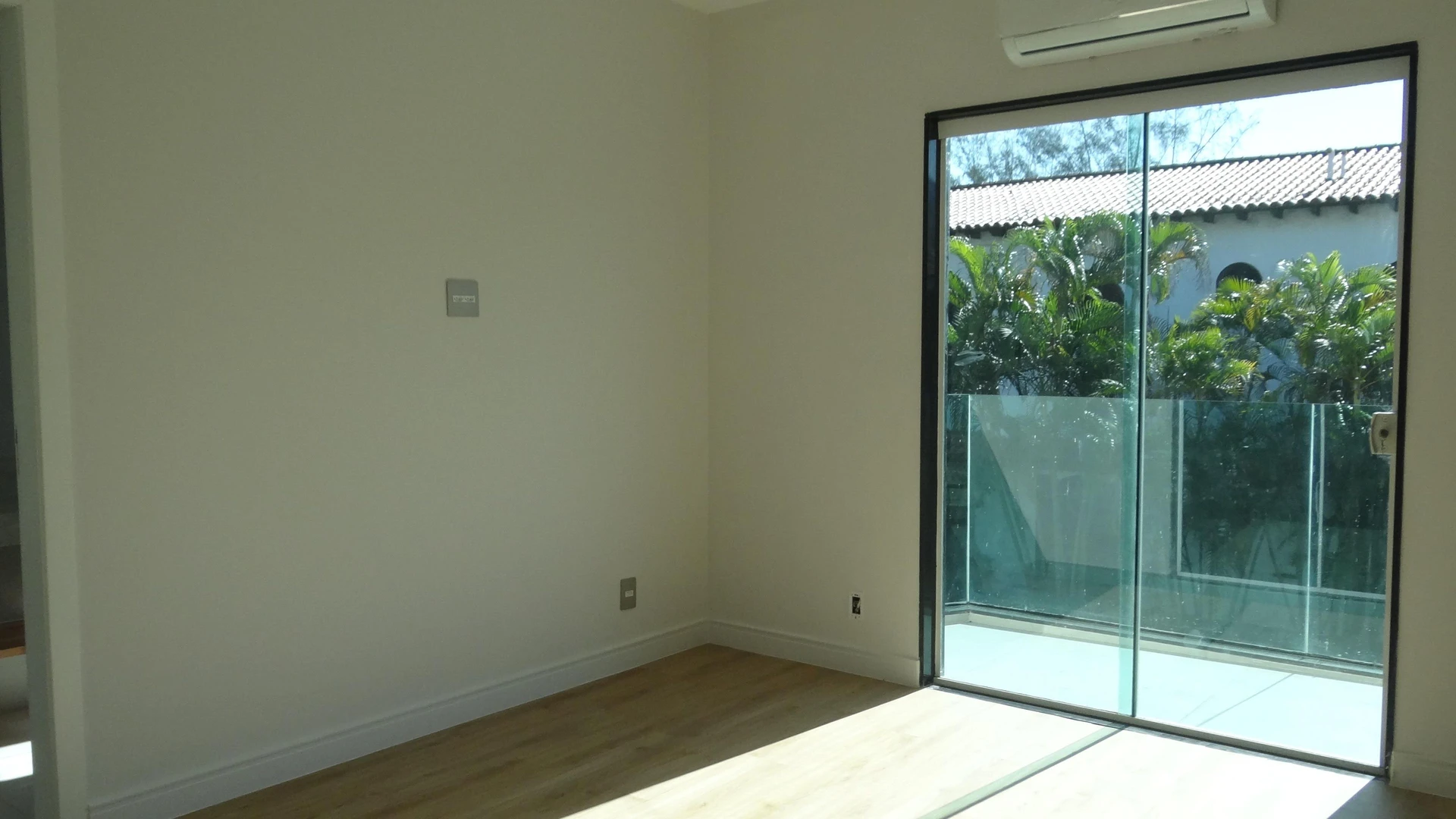 Casa de 384 m² com janelas do piso ao teto e varanda gourmet — photo 6