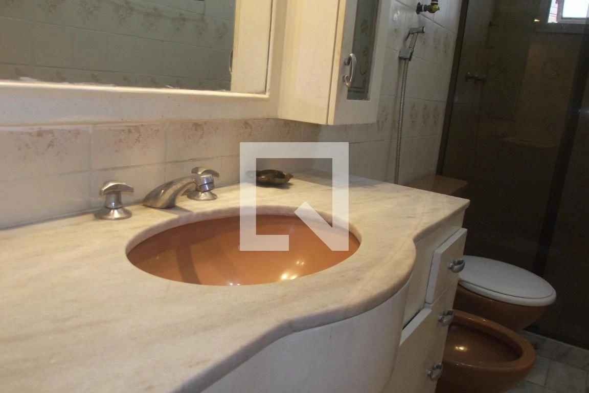 Unfurnished 2-bedroom apartment with a suite bathroom — photo 14