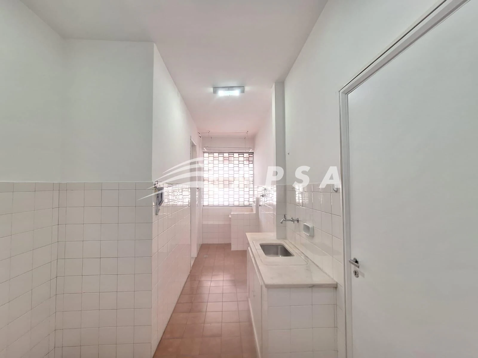 Wood or laminate floors in a one-bedroom apartment, 53 m² — photo 2