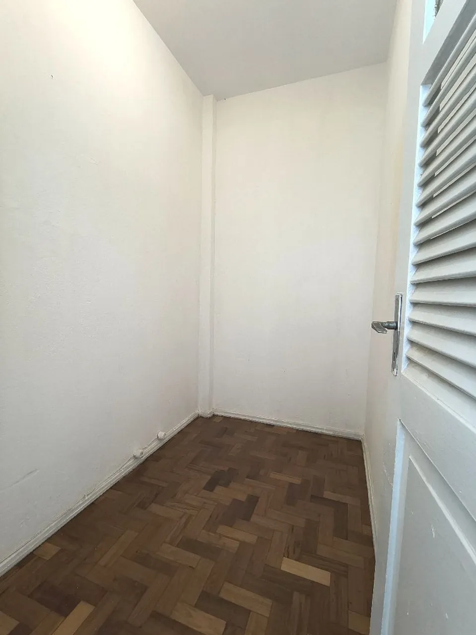 Wood or laminate floors in a 2-bedroom apartment, 72 m² — photo 11