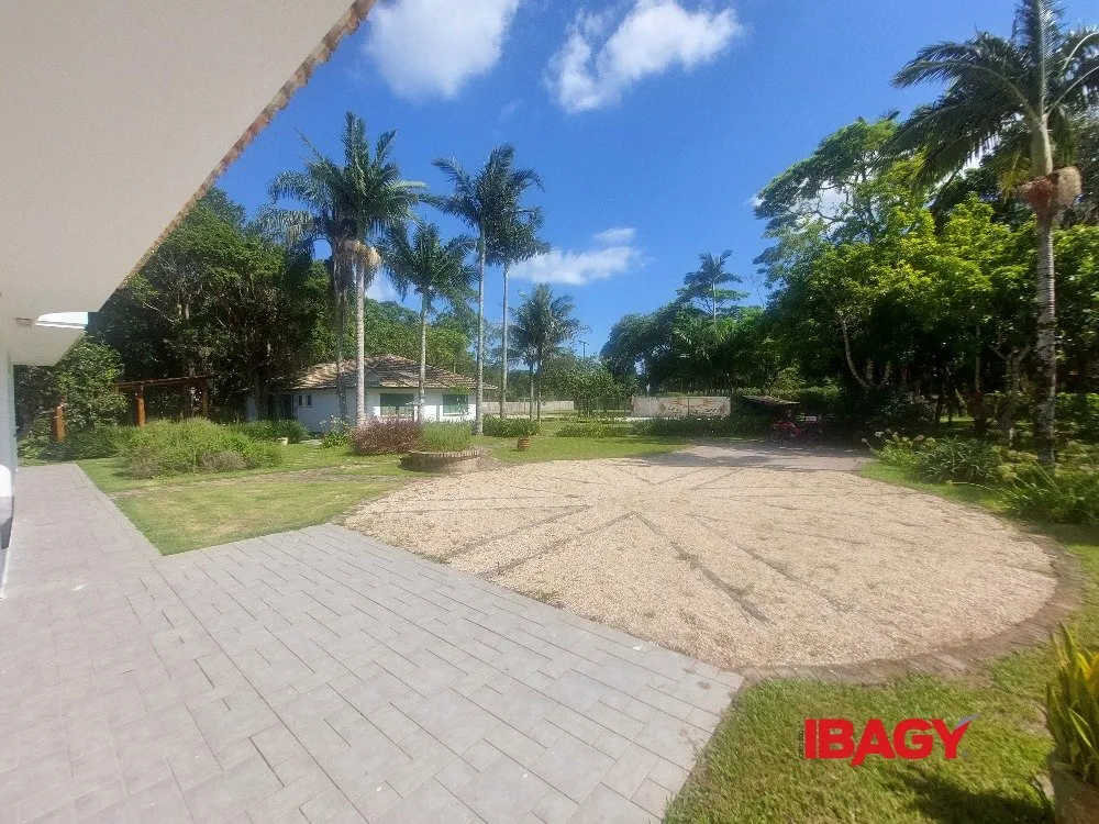 Furnished house with 5 bedrooms on 5200 m² — photo 60