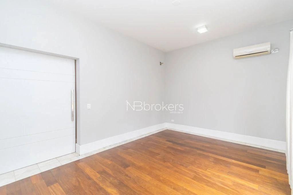 444 m² house with 4 bedrooms, private garden and parking — photo 42