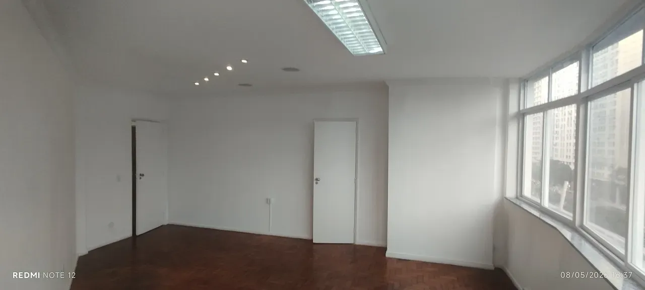 Unfurnished 1-bedroom apartment with floor-to-ceiling windows — photo 8