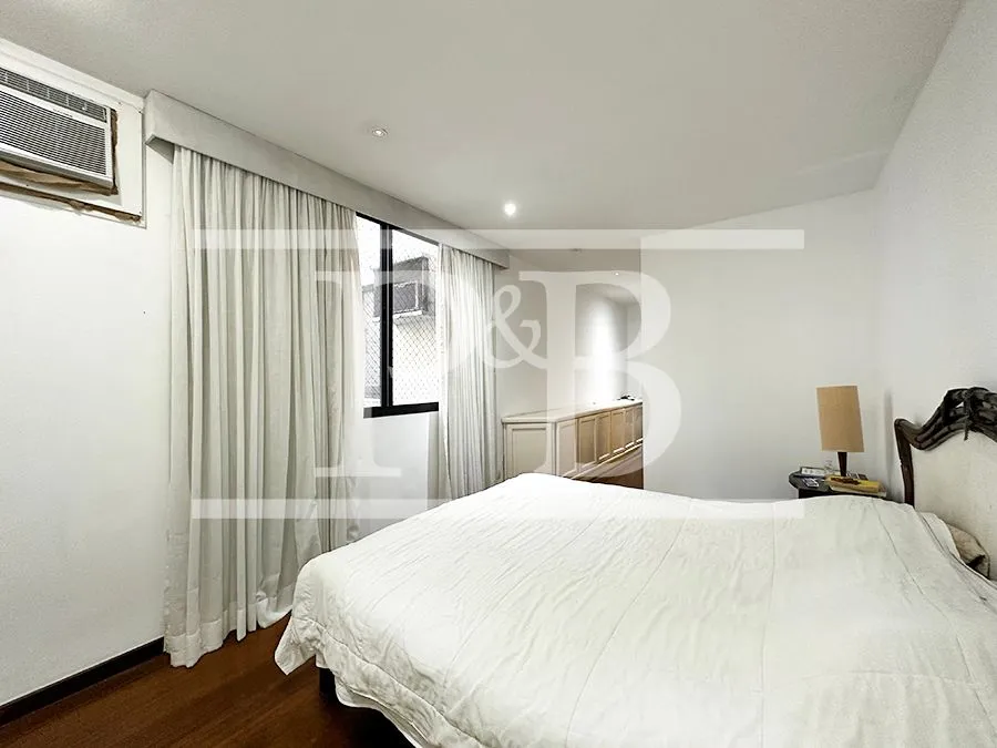 4-bedroom apartment with 250 m² and glassed-in balcony — photo 18