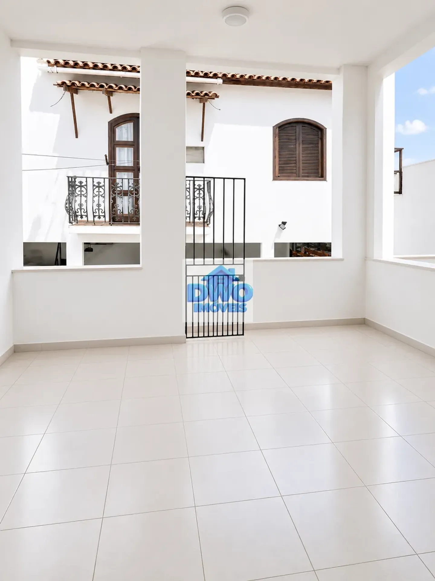 House, 200 m², with a glass-enclosed balcony — photo 19